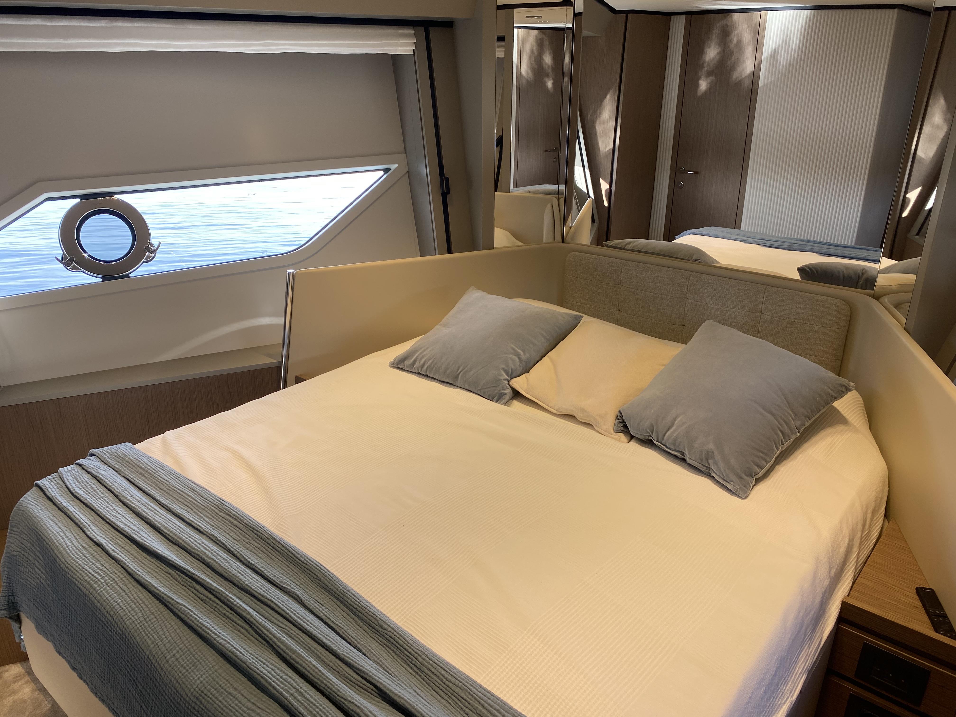 2022 FERRETTI YACHTS 720 